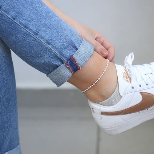 خلخال من مجموعة نفيس بحبات اللؤلؤ وبريق الذهب السا...