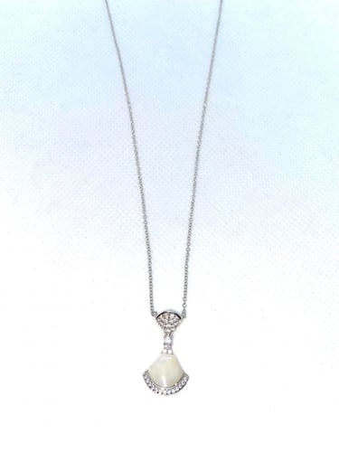 قلادة عنقودية مع الحجر الأبيض مرصوفة بحبات الزيركو...