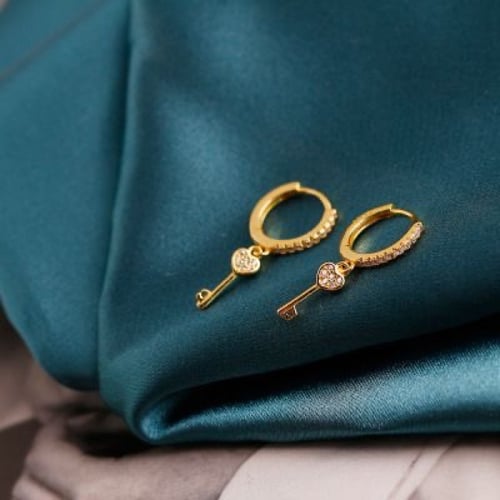 أقراط المفتاح الذهبي مرصعة بأحجار الزيركون من الفض...