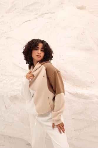 هودي باللون الأبيض الحليبي