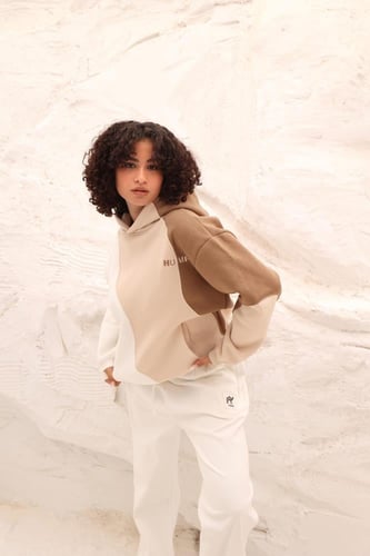 هودي باللون الأبيض الحليبي