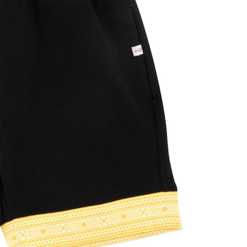 بلوزة أكمام قصيرة و شورت اسود