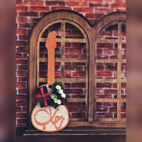 قيتار مع مكان مخصص للهدية