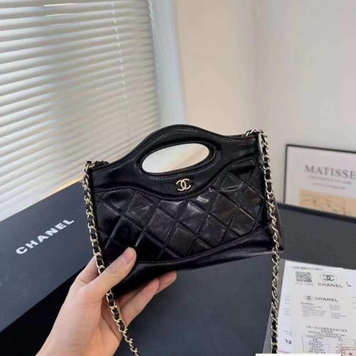 حقيبة شانيل بكتف ومقبض مدمج (Chanel Integrated Han...