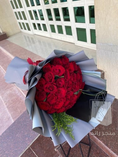 باقة ورد احمر بتنسيق انيق