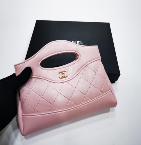 حقيبة شانيل كلاسيك بمقبض يد (Chanel Top-Handle Tot...