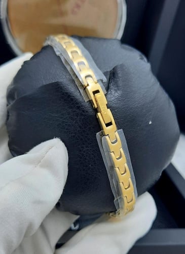 ساعة فندي نسائية