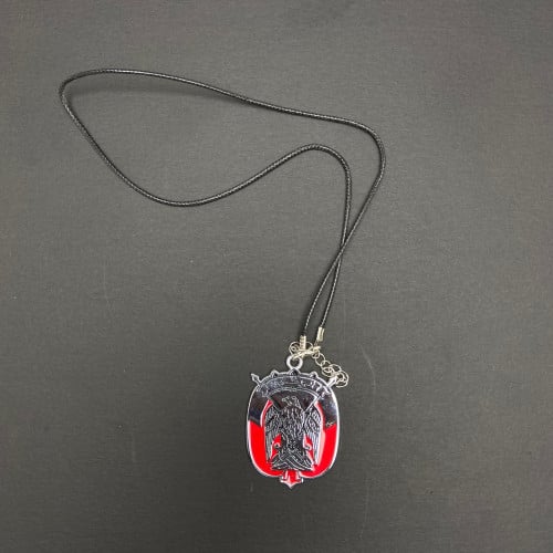 تعليقة شعار أبوظبي فضي