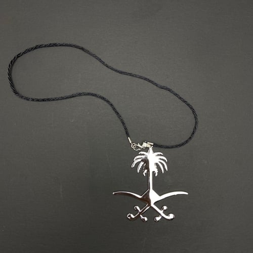 تعليقة شعار السعودية سيفين ونخلة