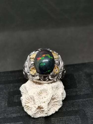 خاتم الفضة بحجر اوبال طبيعي بصياغة جراح ومرصع بالا...