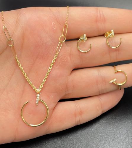 نص طقم ذهب عيار 18 الوزن4.82..