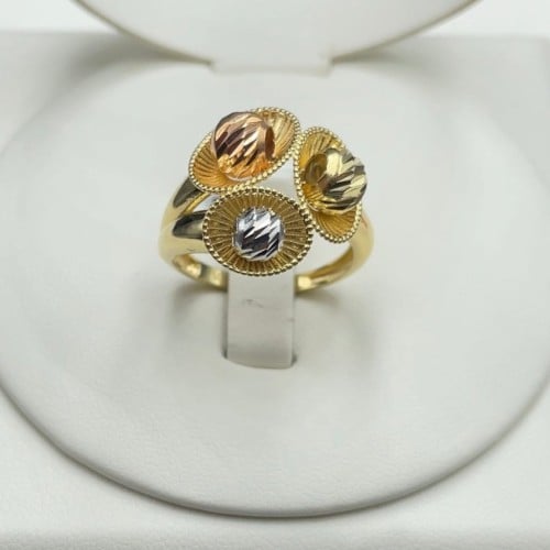 خاتم ذهب عيار 18الوزن 4.59 المقاس 7 ونص امريكي