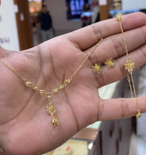 نص طقم ذهب عيار 18 وزن8.18