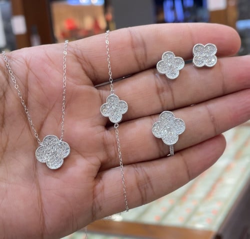 طقم ذهب ابيض عيار18 وزن10.9