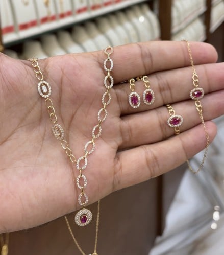 طقم ذهب انيق عيار18 وزن 7.2