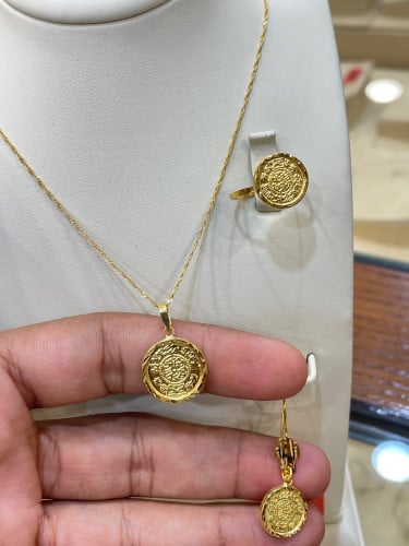 نص طقم ذهب جنيهات عيار21 وزن5.15