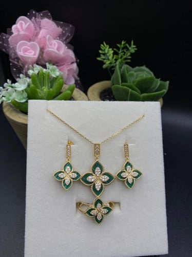 نص طقم ذهب وزن 10.62 عيار 18