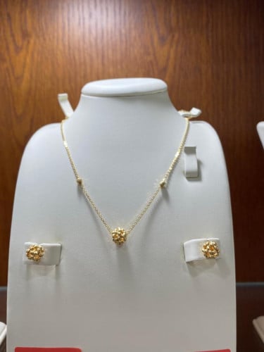 نص طقم ذهب عيار 18 وزن 5.73