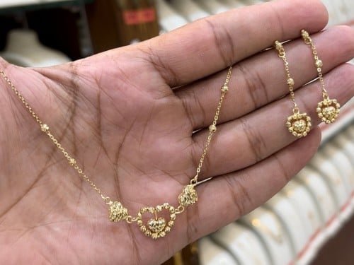 عقد وحلق ذهب بدون فصوص عيار18