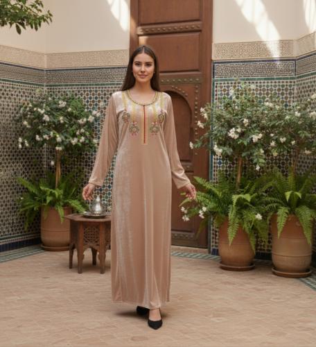 قميص مخمل كم طويل بتطريز في الصدر