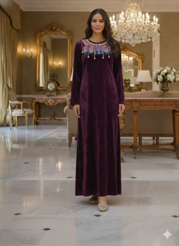 قميص مخمل كم طويل بتطريز في الصدر