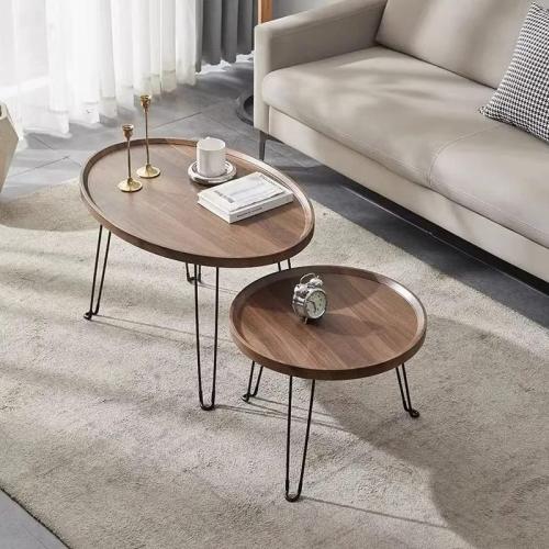 طقم طاولة قهوة وسط سطح خشبي واعمدة معدنية