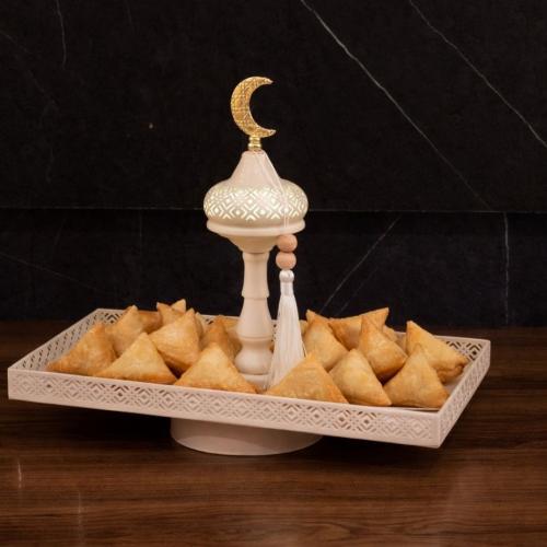 تقديمات أنيقة بتصميم رمضاني ناعم وإضاءة دافئة