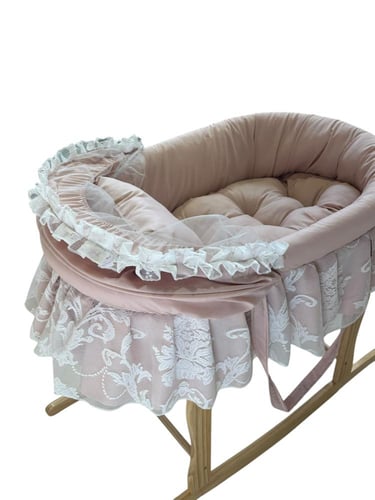 سلة موسى مع القاعدة مزودة بدانتيل أبيض