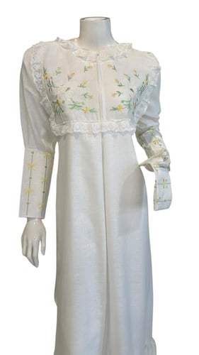 قميص نسائي مطرز مع ربطة بجودة عاليه