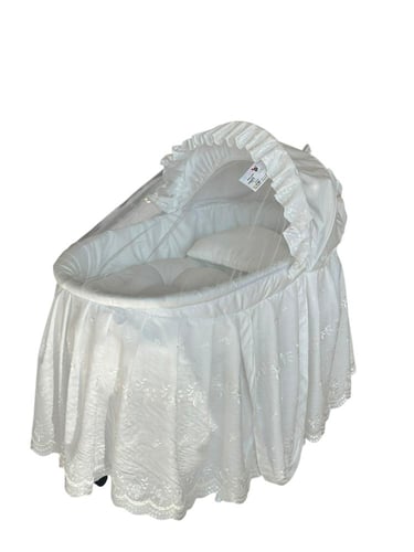 مهد مواليد أبيض مع قاعدة - اطلبيه الأن