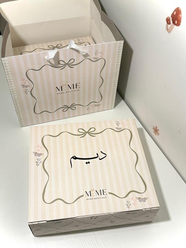 فستان من Laura Ashley البريطاني