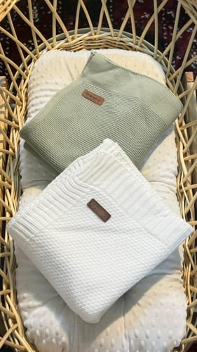 هديه (عباره عن بطانيه مطرزه + حفر الاسم بالليزر)