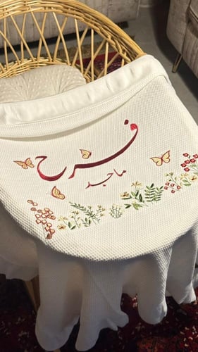 هديه (عباره عن بطانيه مطرزه + حفر الاسم بالليزر)