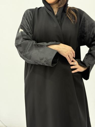 عباية من قماش الكريب الاسود بأكمام جاكار - KA-1012