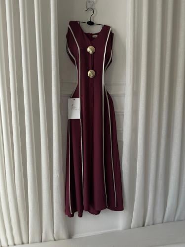 فستان عودي على ابيض ناعم