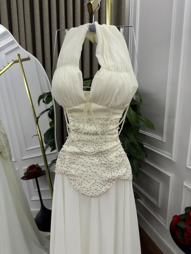 فستان ابيض شيفون