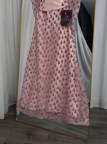 فستان وردي مطرّز بقصة أنثوية راقيه