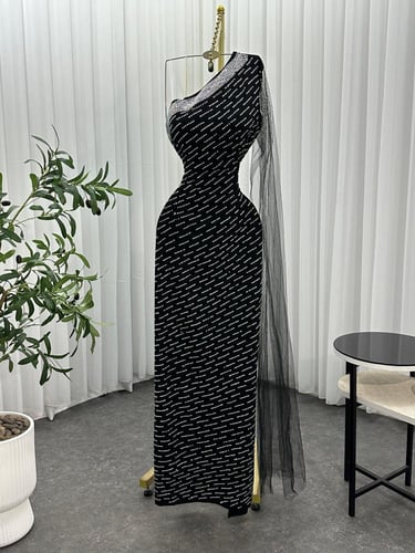 فستان كريب اسود مرصع فصوص