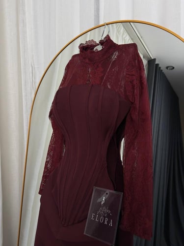 فستان عودي كورسيه معا دانتيل