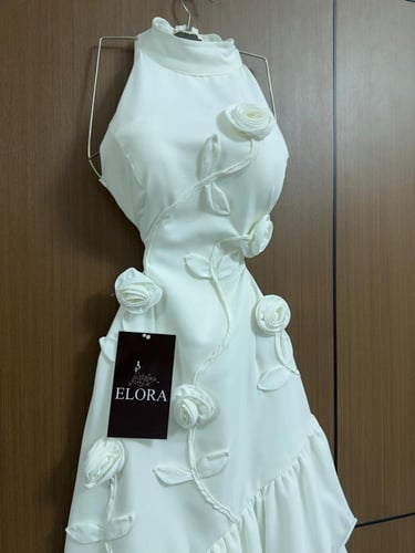 فستان ابيض ناعم معا ورود