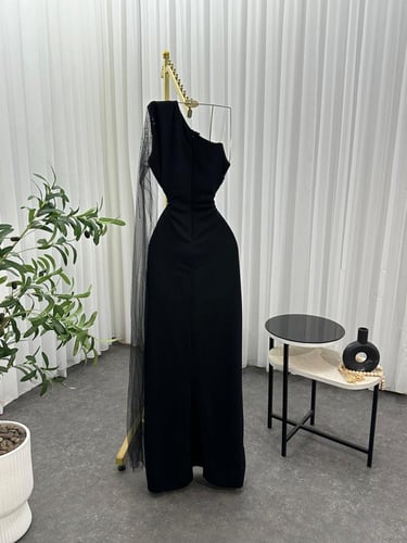 فستان كريب اسود مرصع فصوص