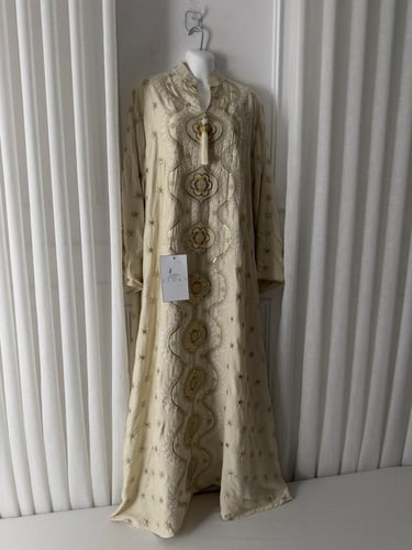 جلابيه بلون بيج بنقشه مميزه