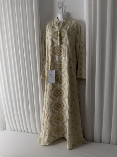 جلابيه بلون بيج بنقشه مميزه