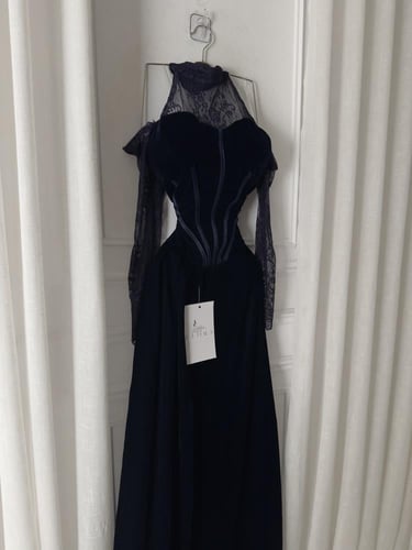 فستان مخمل كحلي دانتيل