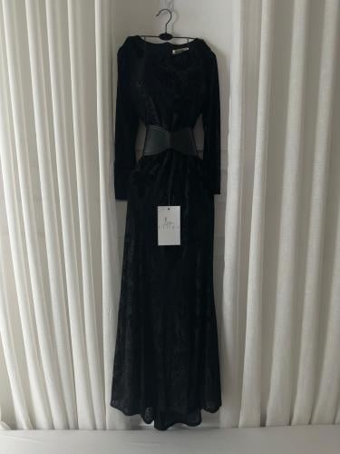 فستان اسود مورد بقطيفه مع بطانه وحزام جلد