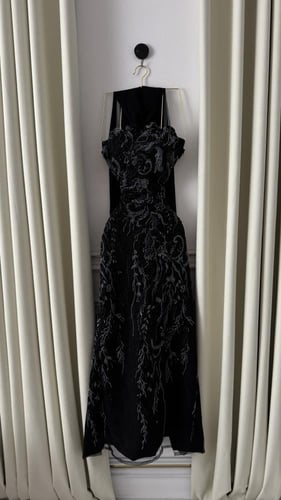 فستان اسود ملكي مطرز