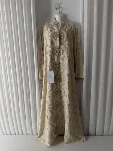 جلابيه بلون بيج بنقشه مميزه