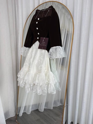 فستان ميدي بني على دانتيل