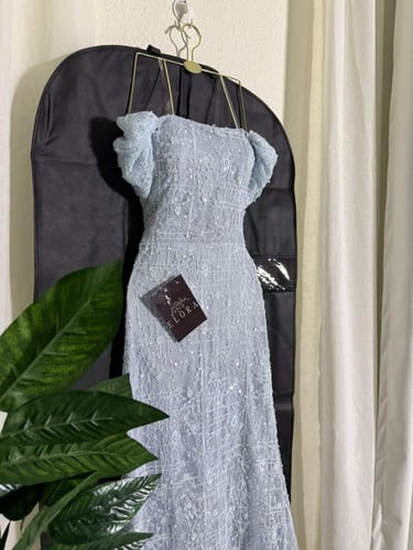 فستان دانتيل سماوي مطرز