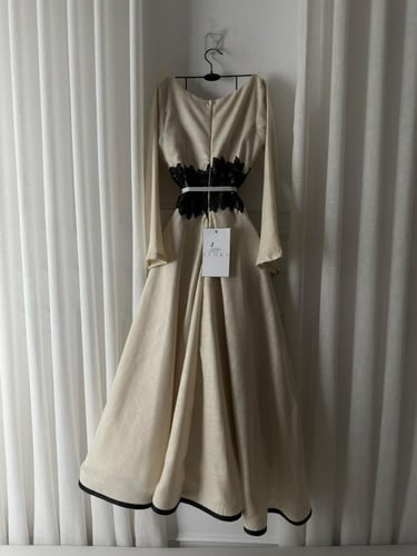 جلابيه مخصر مطرز اسود وربطه حزام